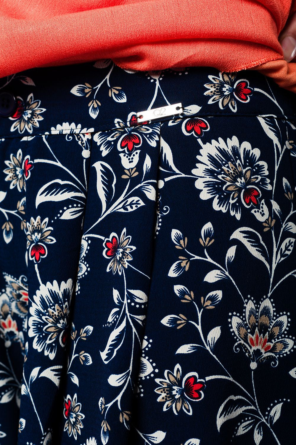 Pantalón-Falda  azul marino con estampado de flores